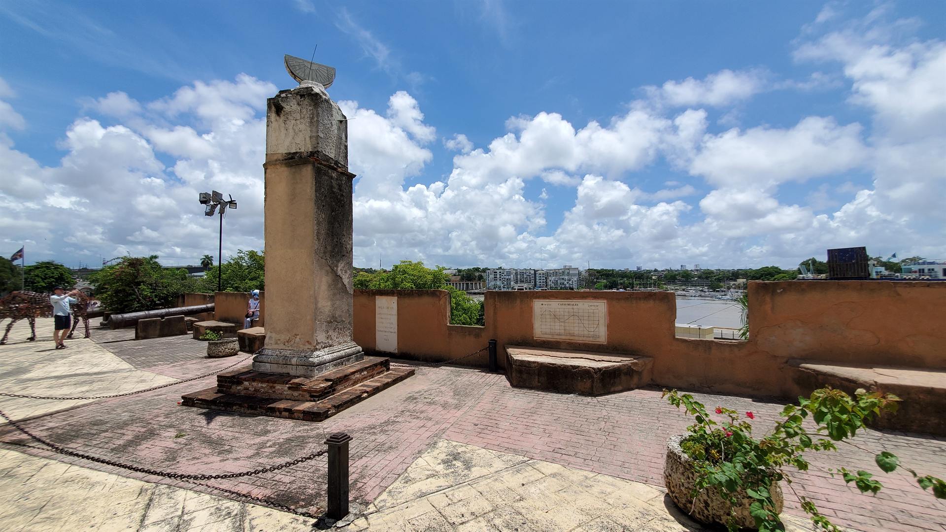 Vista completa de la plaza - Plaza de la Hispanidad, Santo Domingo